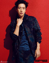 组图：朴海镇首登内地杂志封面 红衫显暖男风范