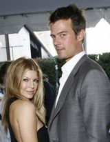 组图：黑眼豆豆主唱菲姬诞子 盘点夫妻恩爱照