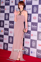 组图：金宣儿高开衩长裙现身红毯秀美腿