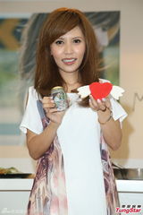 组图：新加坡家庭主妇为圆梦出道发专辑