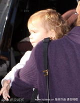 幻灯图集：阿尔芭黑超遮面显辣妈风范 爱女童真可爱