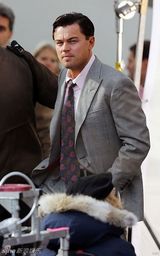 组图：莱昂纳多《华尔街之狼》片场吻66岁女星