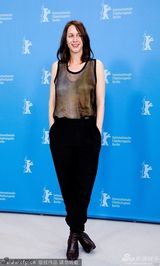 组图：《嫌犯莱拉》发布 导演皮亚中性装亮相