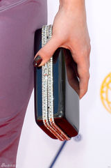 组图：艾美奖红毯 凯莉-奥斯本抚胸献飞吻