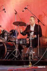 幻灯图：《天与地》热拍 佘诗曼裹棉袄陈豪玩乐队