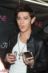 组图:汪东城变身吸血鬼 谈与林心如绯闻称皆有可能