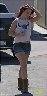 组图：布兰妮穿小短裤上街 膀圆腰粗饮料不离手