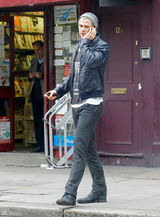 高清图：克里斯-海姆斯沃斯现身伦敦 吐舌表情多