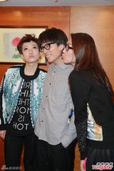 组图：黄子华新剧结局自掏腰包请客 热拥徐子珊