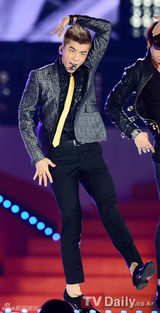 组图：韩团Kara SHINee与BoA等热唱韩流演唱会