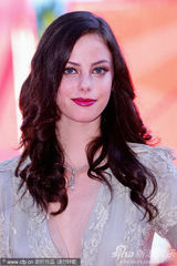 组图：《呼啸山庄》威尼斯首映 影片主创齐聚