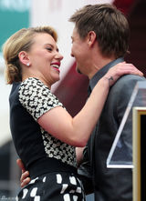 组图：斯嘉丽留名星光大道 杰瑞米-雷纳友情站台