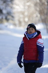 组图：《爸爸》爸爸们全副武装 冰天雪地劈木头