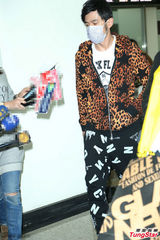 组图：周杰伦豹纹装携母出行 机场遇媒体玩快闪