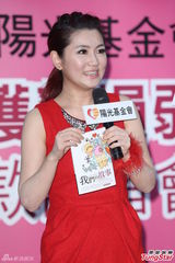 组图：Selina助力颜损慈善活动 老公力挺爱相随