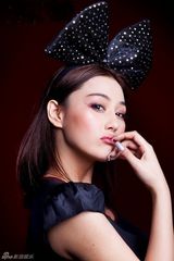 组图：张馨予演绎制服诱惑 新写真玩小资浪漫情怀