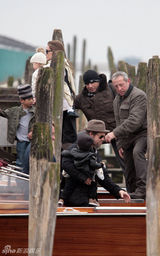 幻灯图：朱莉皮特现身威尼斯 全家秀帽子争做潮人