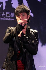 组图：古巨基三年磨一剑再发声 张柏芝令其请客