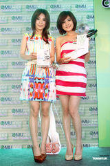 组图：S.H.E风光代言秀美腿 Selina“献声”