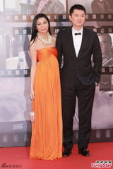 组图：邱氏夫妇牵手甜蜜亮相金像奖红毯