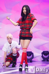 组图：INFINITE打榜夺冠 f(x)俏丽回归唱初恋