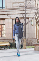 高清组图：秦岚街拍LOOK宝蓝色高跟鞋时髦抢眼