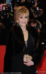 组图：《应许之地》首映 简-方达穿皮草助阵