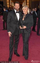 组图：休-杰克曼携老婆黛博拉恩爱亮相红毯