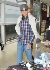 组图：谢霆锋返港休闲范儿 露笑容心情好