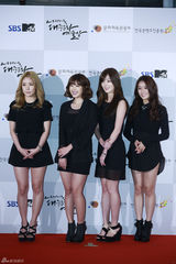 独家：EXO等亮相大众文化艺术奖红毯