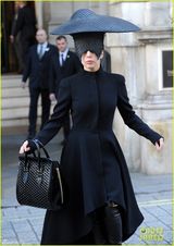 组图：Gaga夸张三角帽遮视线 当街撩裙秀美腿