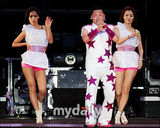 组图：韩国歌手PSY首尔个唱 劲歌热舞high翻全场