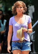 组图：安妮斯顿卷发赶拍新戏 低领真空激凸抢镜