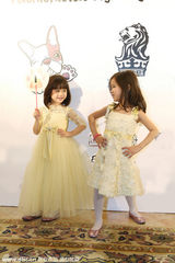 组图：钟丽缇携爱女蕾丝礼服亮相 小萝莉送飞吻