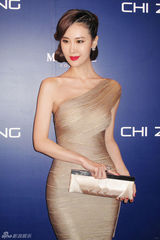 组图：于咏琳高调看秀 金丝装亮相全场