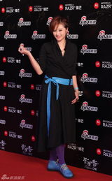 高清图：2011网络盛典李欣汝黑衣蓝腰带走红毯