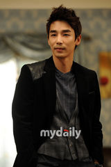 组图：韩星李宝英卞贞秀出席《爱情万万岁》记者会