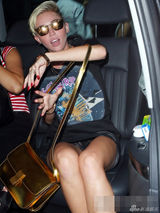 组图：麦莉赛勒斯超短皮裙亮相 走光露黑丝底裤