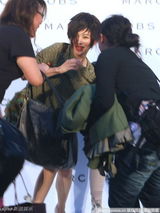 幻灯图集：徐若瑄性感走秀 愚人节装晕倒搞怪 