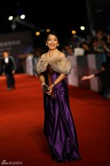 组图：金马红毯群星闪耀 舒淇深V亮胸性感爆棚