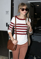 高清组图：泰勒-斯威夫特街拍条纹上衣搭九分裤