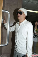 组图：张卫健再入院探母面色憔悴 5时结束疗程