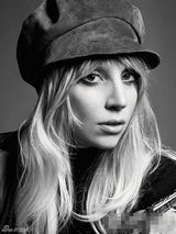 组图：Gaga拍另类黑白写真 边比剪刀手边流泪