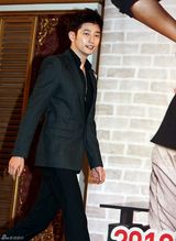 高清图：《逆转的女王》宣传 金南珠年近40性感依旧