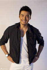 高清图：胡兵2010最新春夏写真 DFS挑选大牌新品