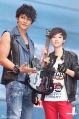 组图：汪东城摇滚风会歌迷 否认与炎亚纶有心结