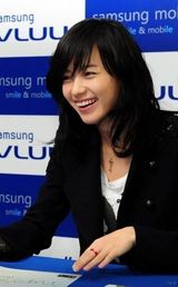 幻灯图：韩孝珠清新装扮现身首尔粉丝签名会