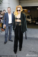 组图：Lady Gaga踩恨天高似女王出巡