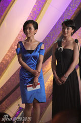 幻灯图：车永莉优雅亮相百合奖 蓝裙现代跟鞋复古