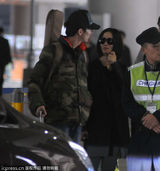 组图：姚贝娜黑装亮相上海 一路闲聊笑容不止